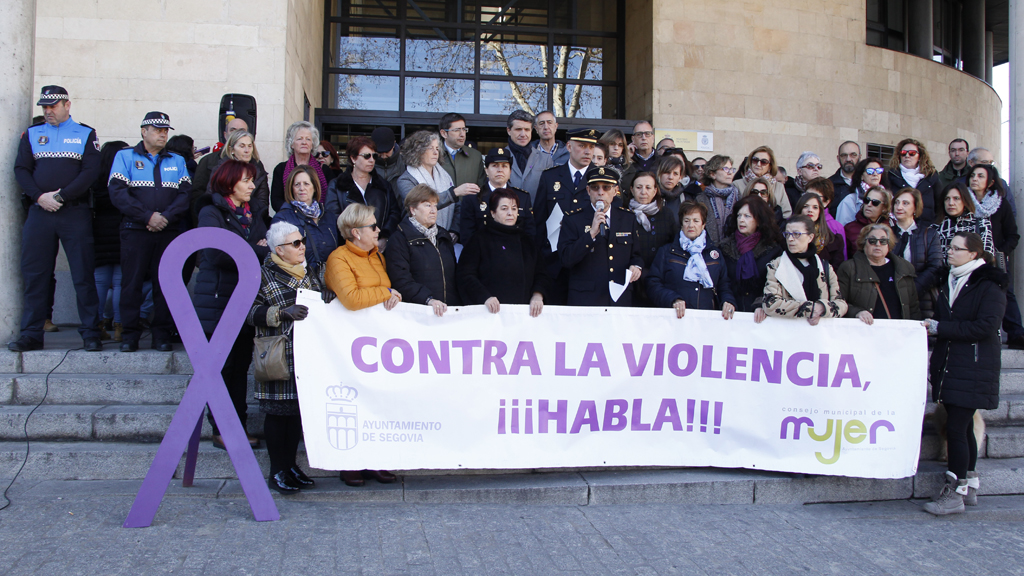 Decenas de personas participaron en la nueva concentración contra la violencia machista. / NEREA LLORENTE