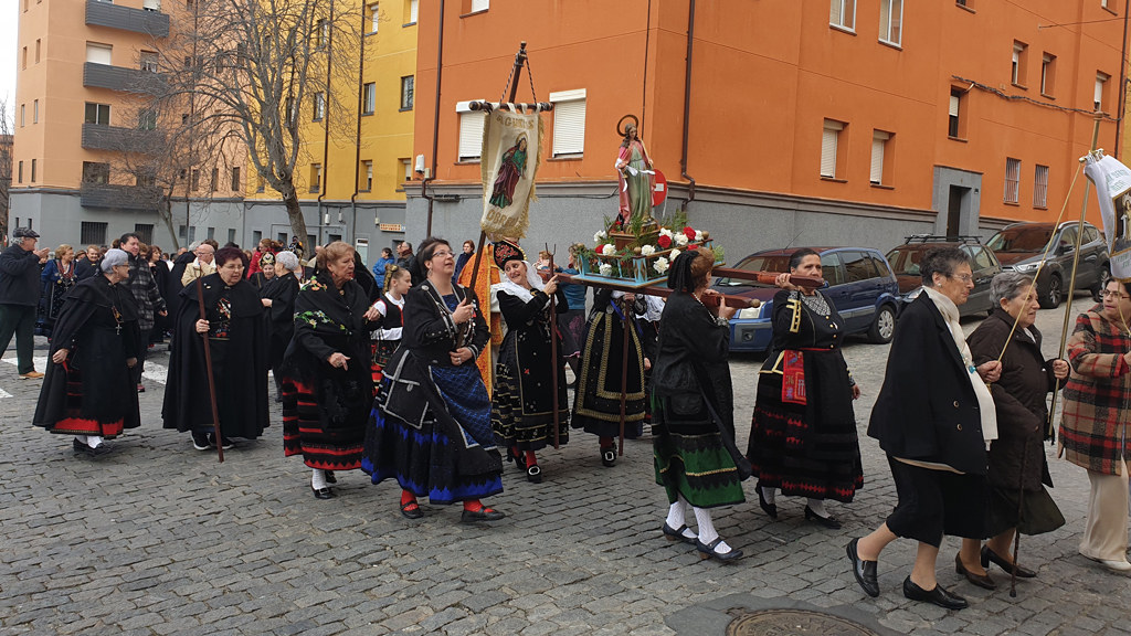Las aguederas sacaron en procesión a su santa por las calles del barrio de San José, acompañadas de la animada música de la dulzaina y el tamboril. Por último, las Alcaldesas, Merce y Romi, procedieron a la tradicional quema del ‘pelele’.