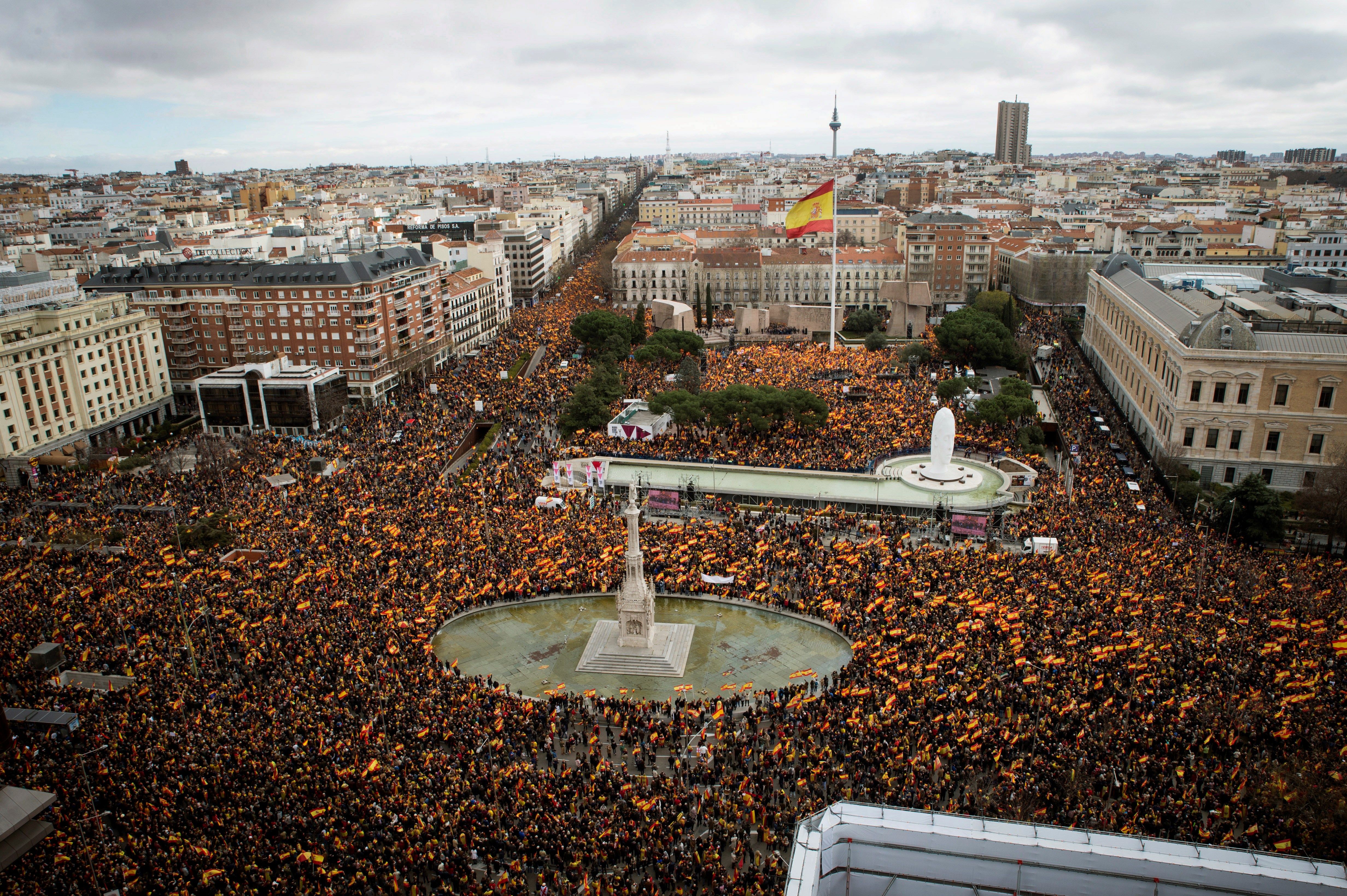 Miles de personas se congregan en la concentración convocada por PP, Ciudadanos y VOX ayer en la plaza de Colón de Madrid.