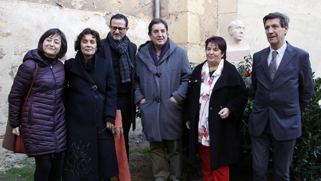 Maribel Gilsanz, Marifé Santiago, El Arbi El Harti y Luis García Montero, en la fotografía junto a la alcaldesa Clara Luquero y Rafael Cantalejo, director de la Academia de Historia y Arte de San Quirce, ayer en el jardón de la Casa Museo de Antonio Machado, en un acto homenaje previo a la mesa redonda. / Nerea Llorente