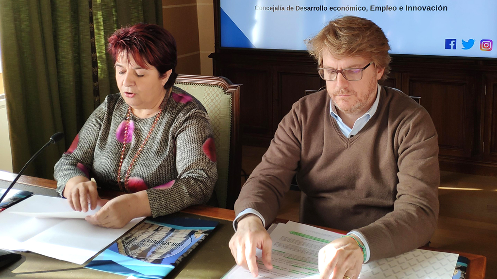 El concejal de Empleo, Jesús García Zamora, junto a la alcaldesa. / E. A.