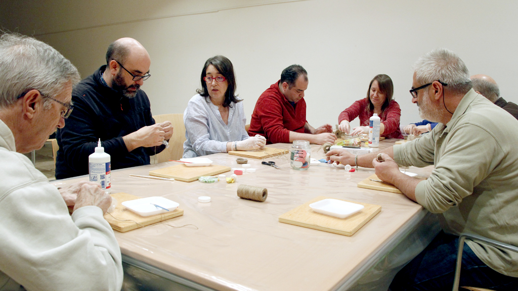 El grupo de segovianos que se sumaron ayer a la actividad propuesta por la Junta de Castilla y León en el museo de Segovia, finalizaron la experiencia confeccionando unas pequeñas cestas de cuerda de cáñamo. El próximo taller de ‘Artesanos’ tendrá que ver con la arcilla y sus muchos posibles usos.