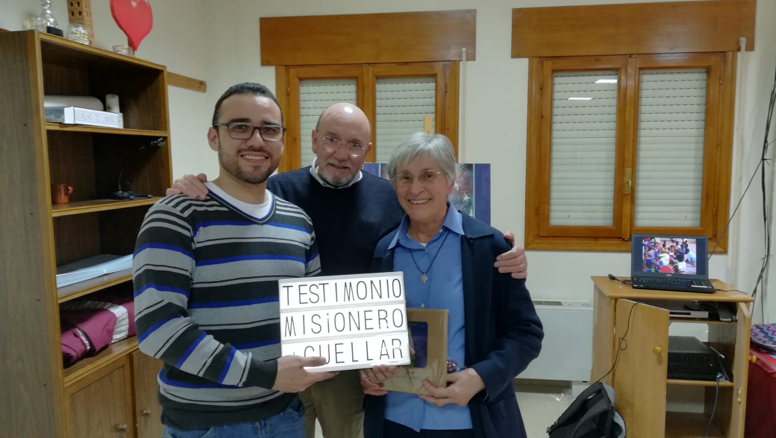 Anthony Méndez, el párroco de Cuéllar, Fernando Mateo, y Josefina García./j.g.