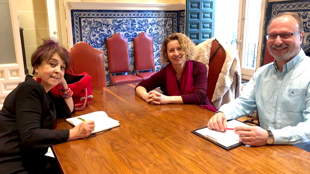 De Santos (izqd.), durante el encuentro con Susana Moreno y Fernando Nieto, representantes del Colegio. / E. A.