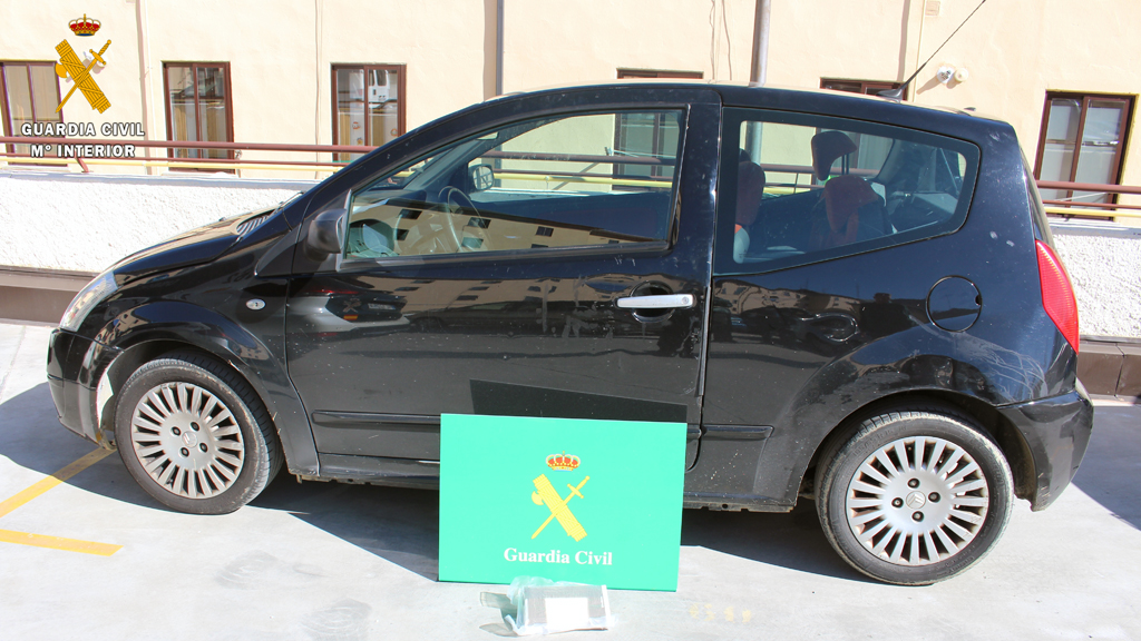 Vehículo en el que viajaban dos hombres de 30 y 32 años con más de 1 kilo de cocaína. / EL ADELANTADO