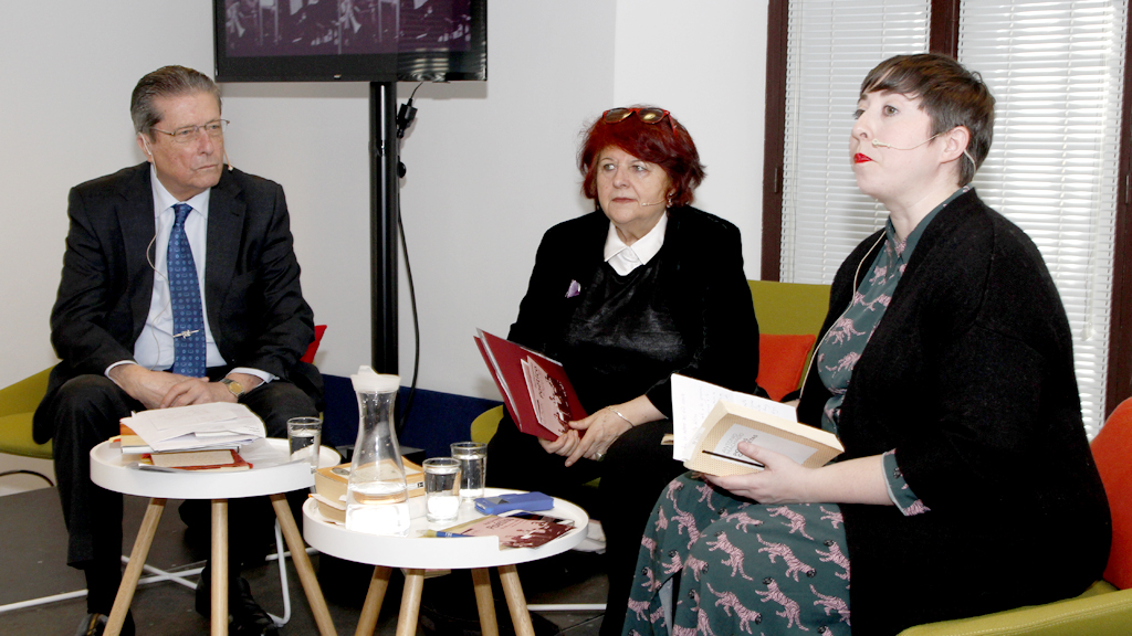 Federico Mayor Zaragoza, Fanny Rubio y la moderadora de la mesa redonda Elena Medel. / Nerea Llorente