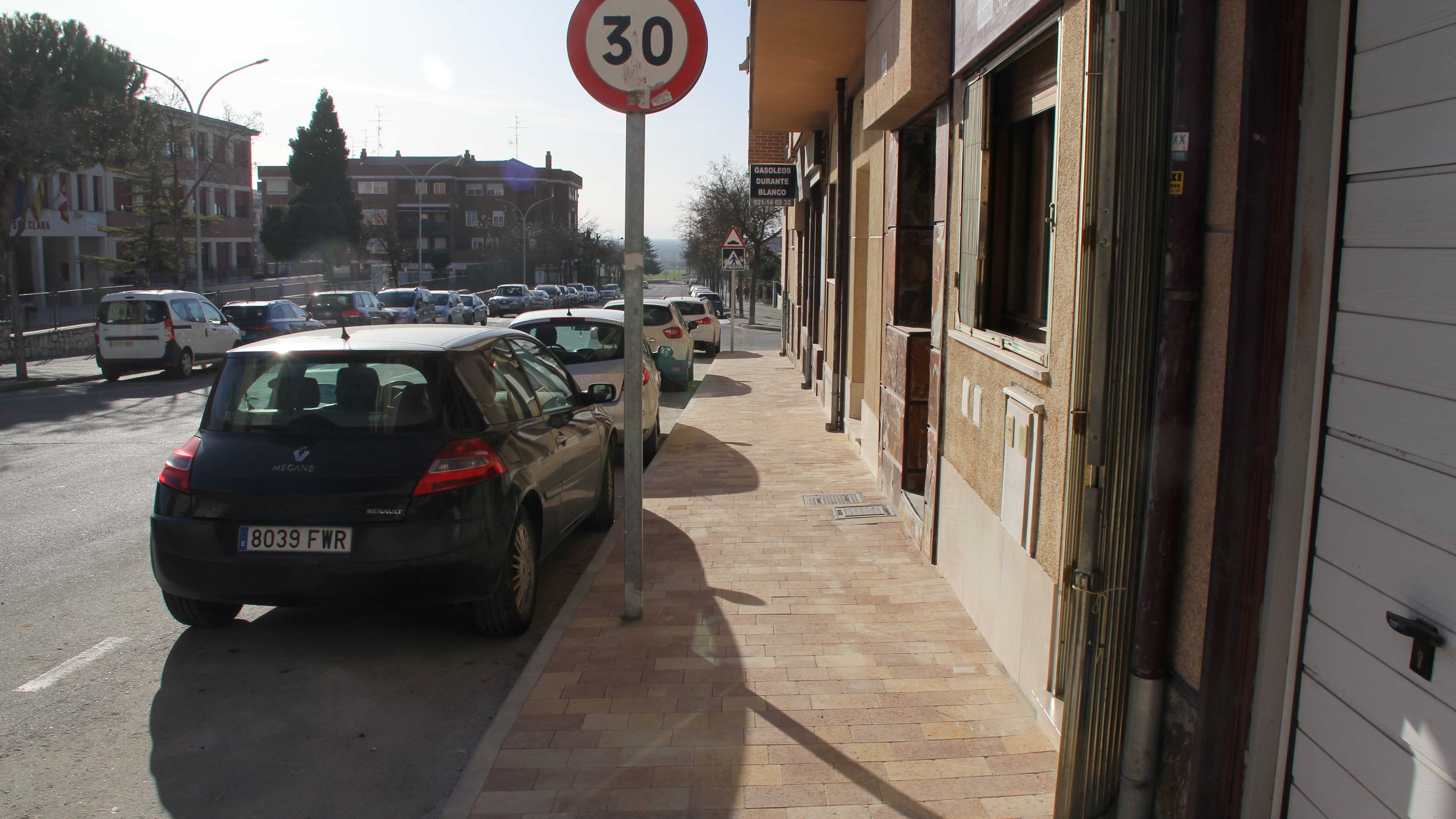 Acera de Bartolomé de la Cueva concluida, con adoquín de tres colores./c. núñez