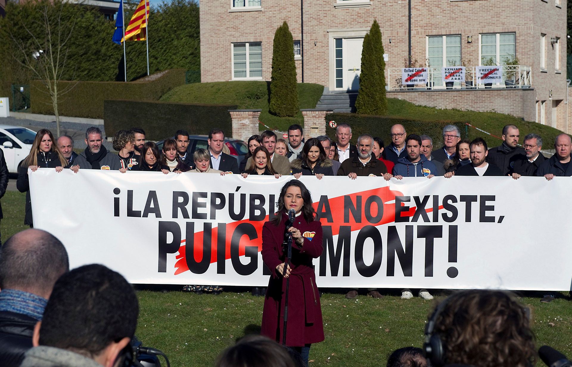 Arrimadas ofrece su discurso delante de la pancarta y frente a la residencia de Puigdemont en Bélgica.