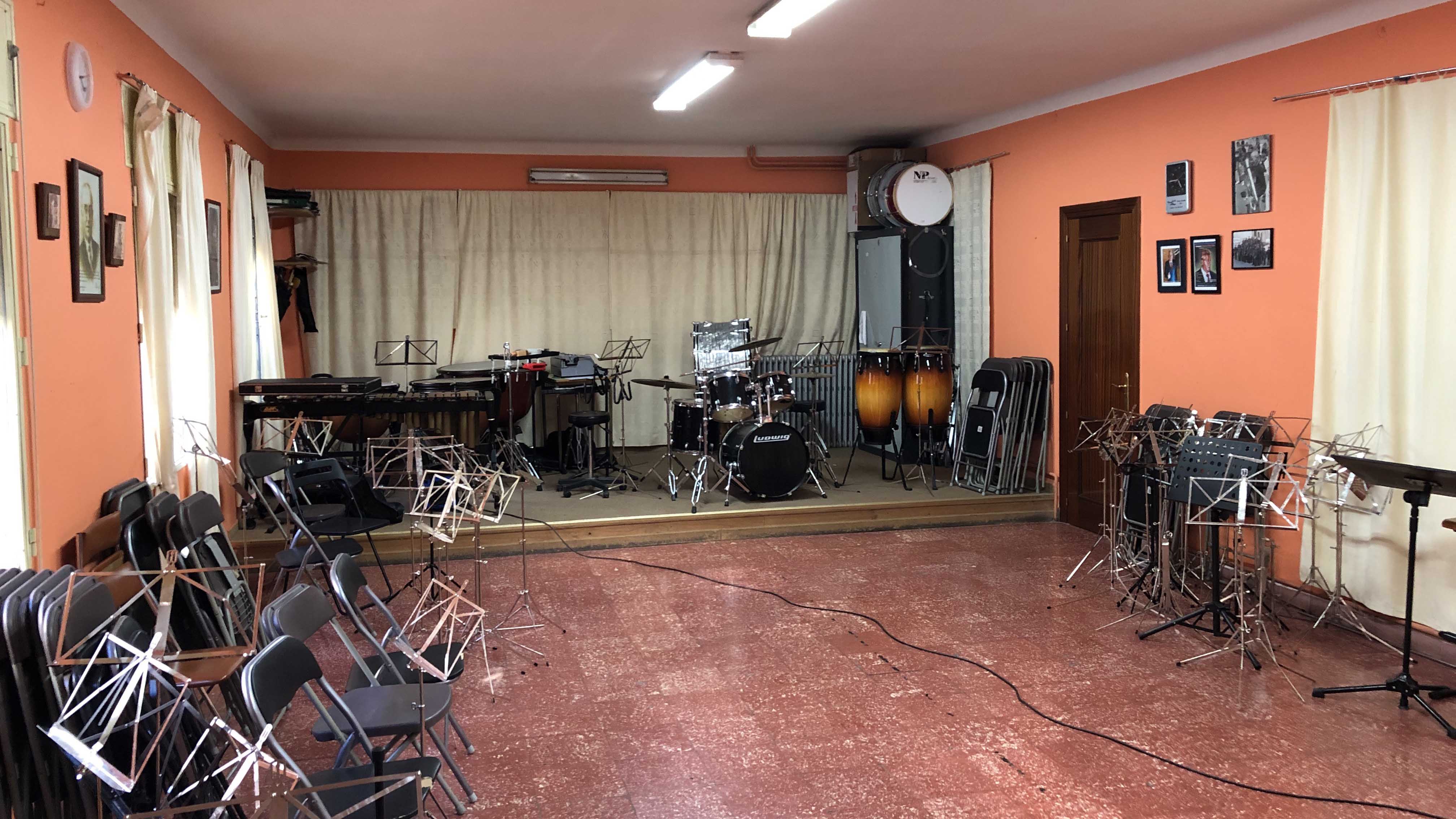 Aula de ensayos de la Escuela de Música, en la que se acometerán las obras de mejora tan demandadas./c. núñez