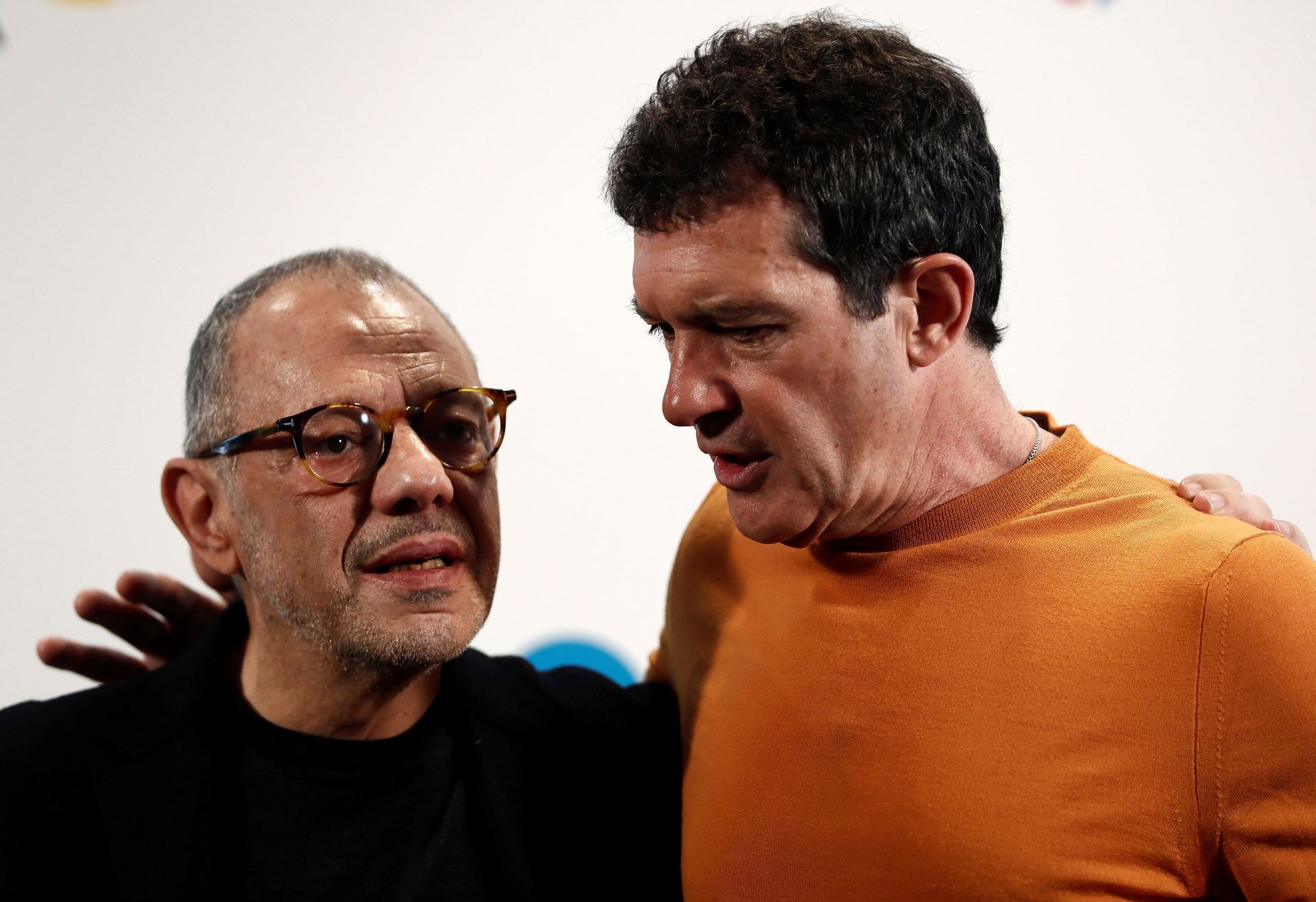 Antonio Banderas (d) y el director Lluis Pasqual posan durante la presentación del Teatro del Soho.