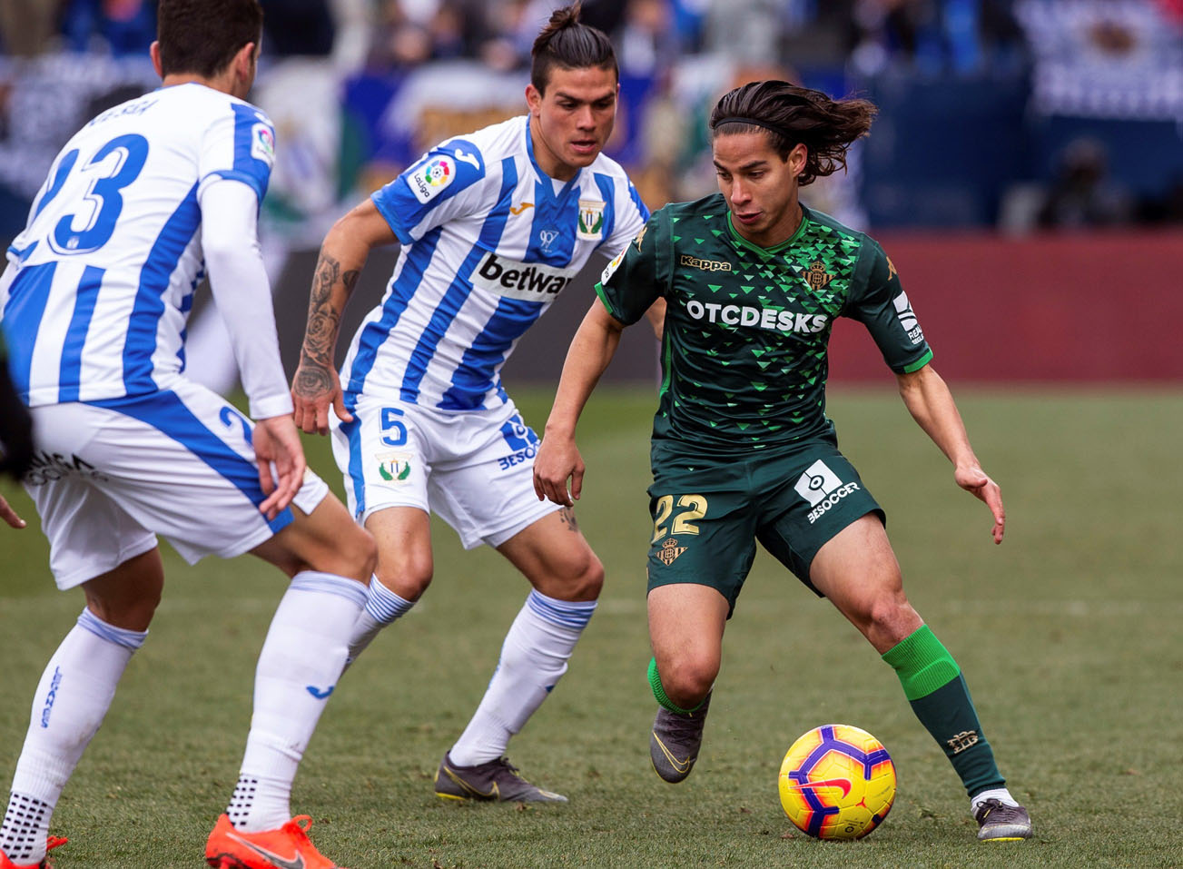 Lainez controla el balón ante el Leganés.