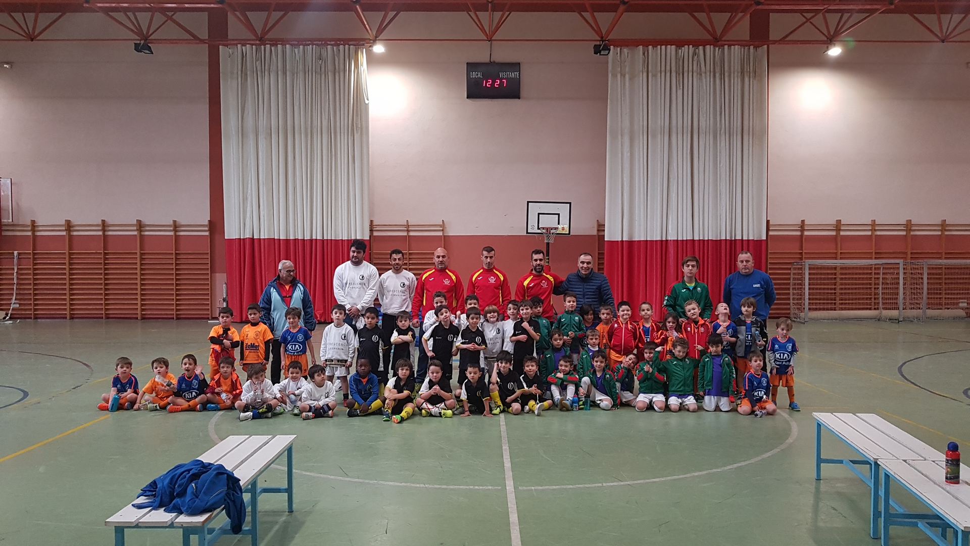 Jugadores y entrenadores participantes en el encuentro. / Mario Herrero