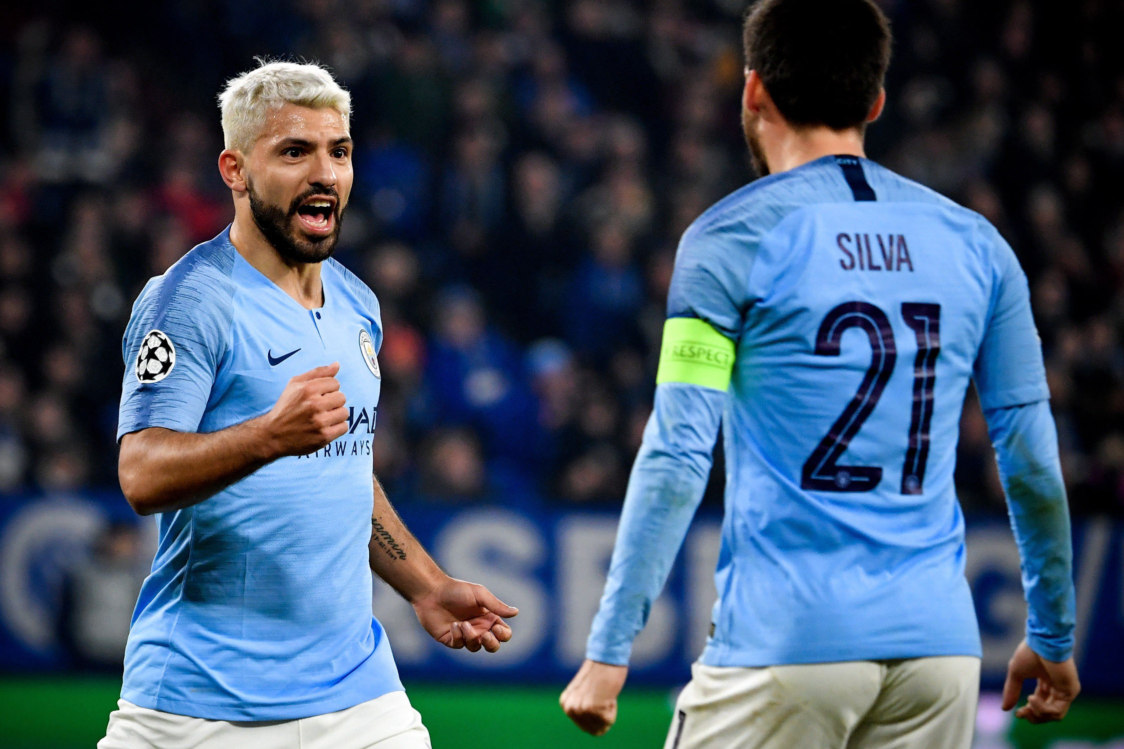 El City remonta con épica 1 Agüero celebra con Silva el primer gol del Manchester City.