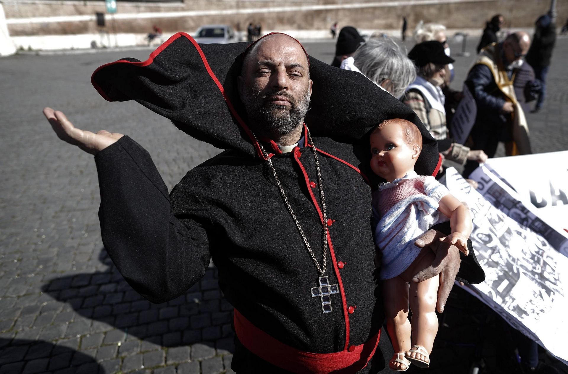 Un hombre vestido como un cardenal participa en la Marcha por la Tolerancia Cero, durante la reunión sobre la crisis mundial de abuso sexual en el Vaticano.