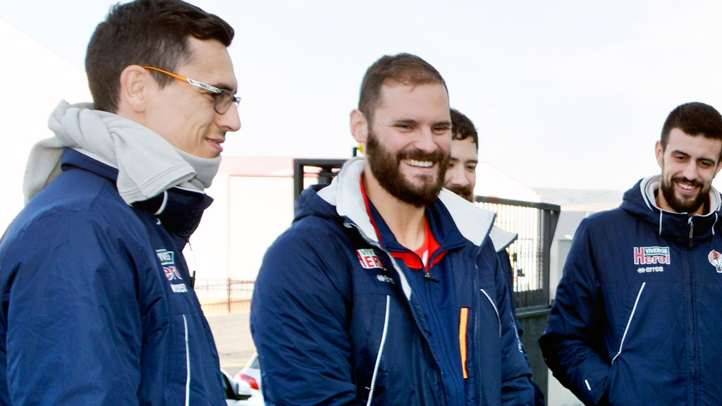 Adrián Rosales, en el centro junto a Yeray Lamariano, Andrés Alonso y Agus Casado, durante una visita del equipo a uno de sus patrocinadores. / AMADOR MARUGÁN