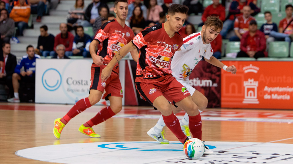 El ala del Naturpellet Segovia Álvaro López presiona al jugador de ElPozo Murcia Darío Gil. / ELPOZO MURCIA