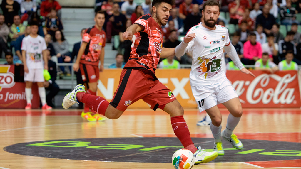 El cierre de ElPozo Murcia Matteus Reinaldi se dispone a golpear el balón ante la presión del capitán del Naturpellet Segovia, Álvaro Barrera ‘Buitre’. / ELPOZO MURCIA