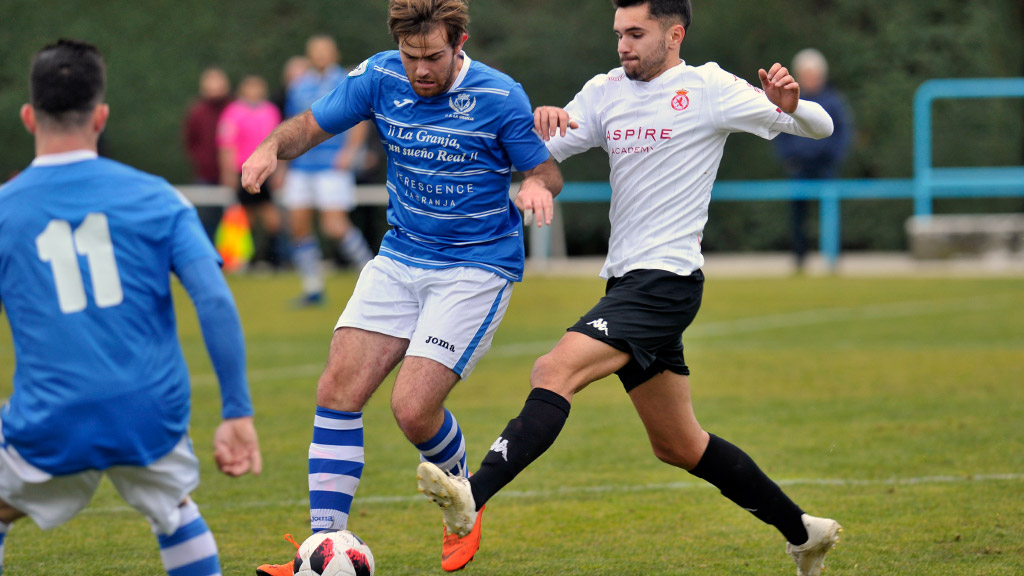 Alfonso Berrocal se protege de la entrada de un jugador del Júpiter Leonés. / KAMARERO