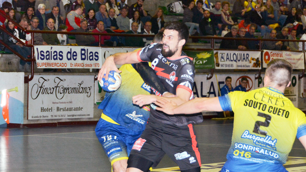 La defensa del Villa de Aranda intenta frenar la penetración de Agus Casado. / AMADOR MARUGÁN