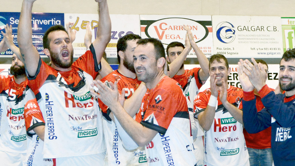 Carlos Villagrán, en primer término, aplaude tras una victoria del Viveros Herol en casa. / AMADOR MARUGÁN