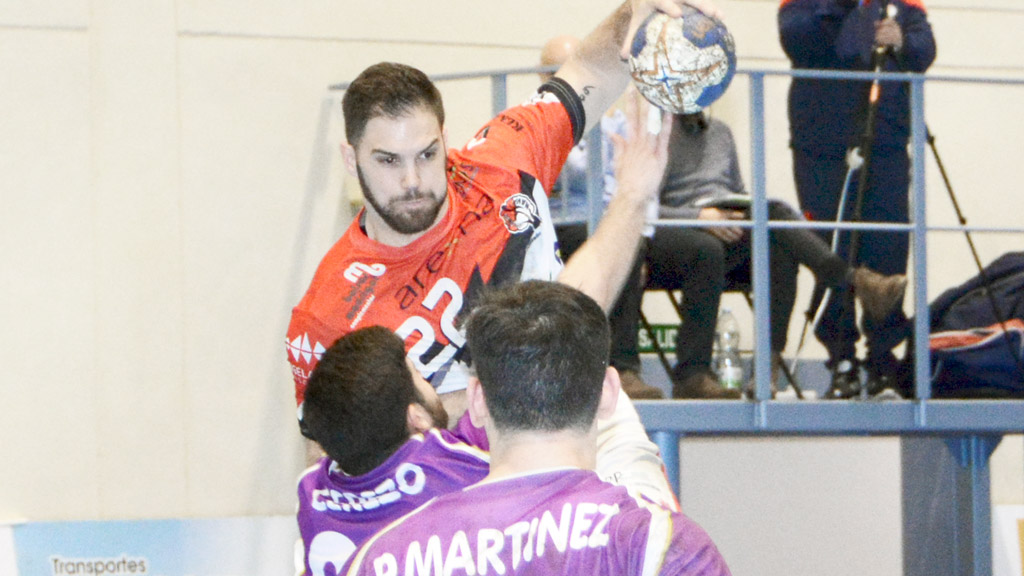 Antonio Llopis se eleva sobre la defensa del Sant Martí en un momento de la segunda parte del encuentro jugado en el pabellón municipal de Nava de la Asunción. / AMADOR MARUGÁN