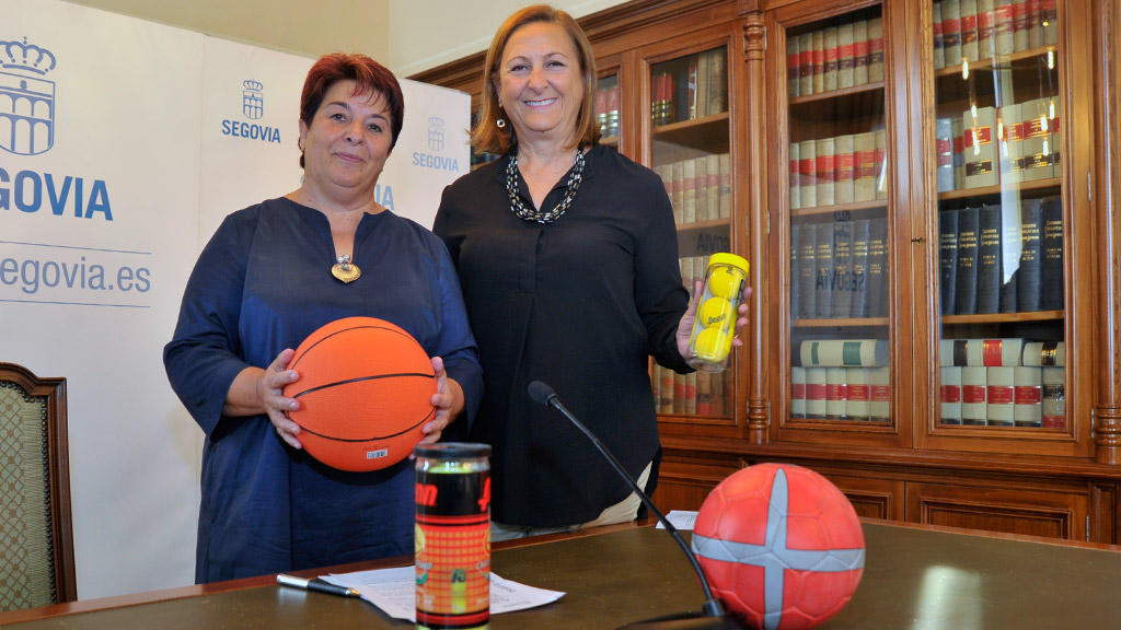 La alcaldesa Clara Luquero (i) junto a Marian Rueda en la Sala de la Biblioteca del Ayuntamiento. / KAMARERO