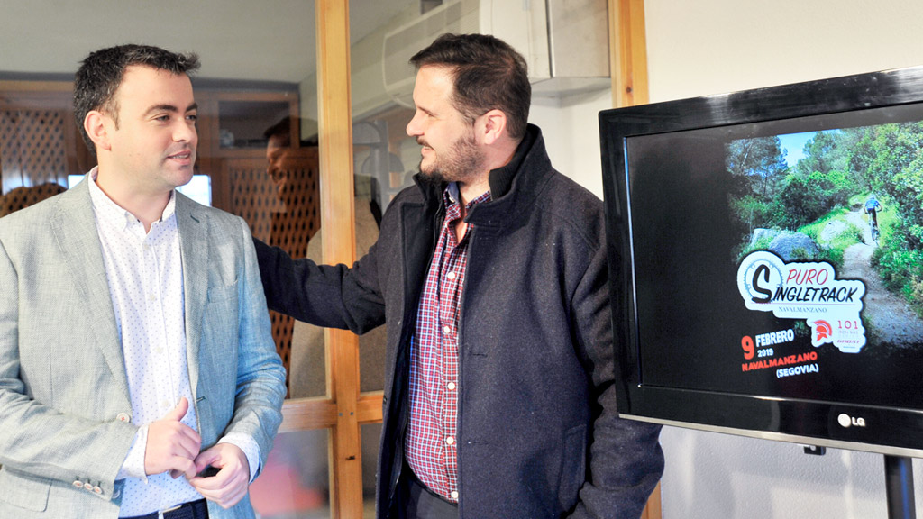 El diputado provincial Carlos Fraile y el alcalde de Navalmanzano, Pablo Ángel Torrego, presenta la prueba. / KAMARERO