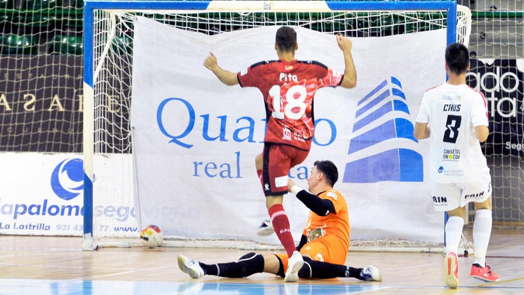 El pívot brasileño Jean Pierre Guisel 'Pito' del ElPozo Murcia supera al guardameta del Naturpellet Segovia Alberto Sanz en el primer gol del partido. / KAMARERO