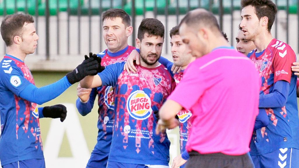 Los jugadores de la Segoviana celebran el primer gol que el equipo azulgrana logró ante la Cebrereña. / KAMARERO