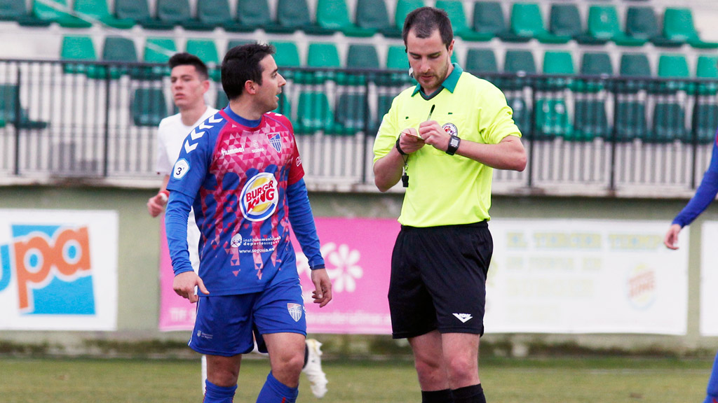 Quino mira al árbitro después de recibir la primera amonestación del encuentro ante el Júpiter Leonés. / NEREA LLORENTE