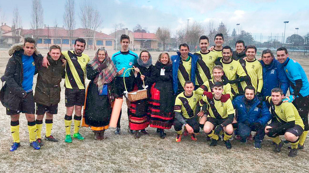 Las mayordomas de Santa Águeda, en la imagen junto a los jugadores del Sierra de la Mujer Muerta, realizaron el saque de honor del partido ante el Vallelado. / A. PINELA