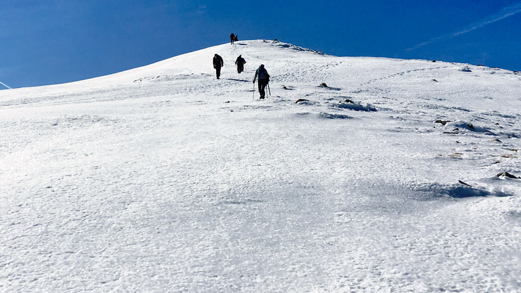 Los montañeros, a punto de hacer cumbre después de una larga caminata. / E.A.