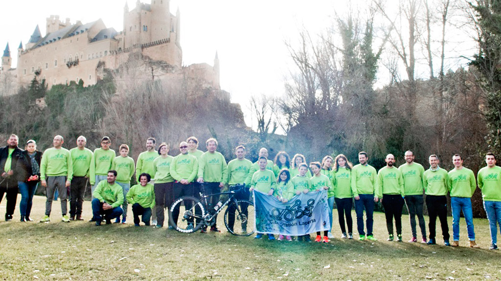 Los componentes de las diferentes categorías del CD Lacerta, a los pies del Alcázar, en la presentación oficial del club. / JAVIER SEGOVIA