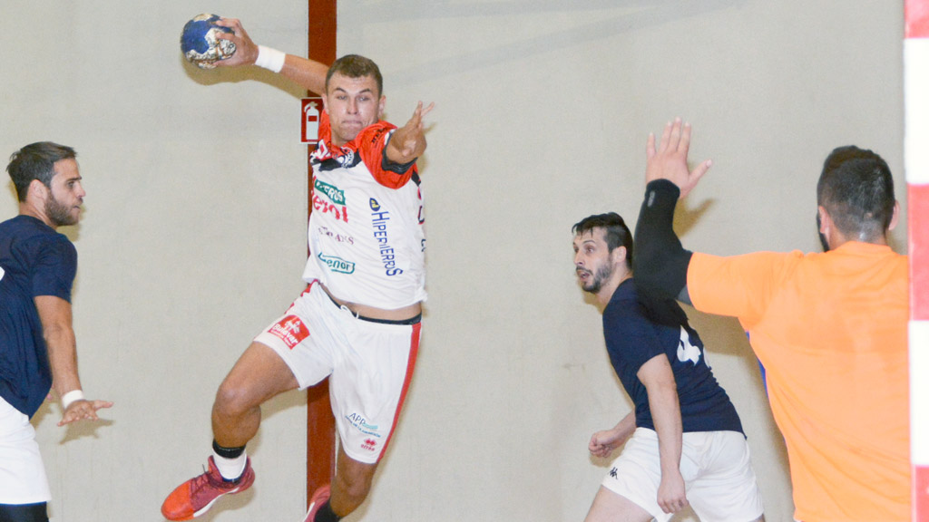 Oleg Kisselev se eleva ante el portero del Villa de Aranda en el encuentro amistoso de pretemporada. / AMADOR MARUGÁN