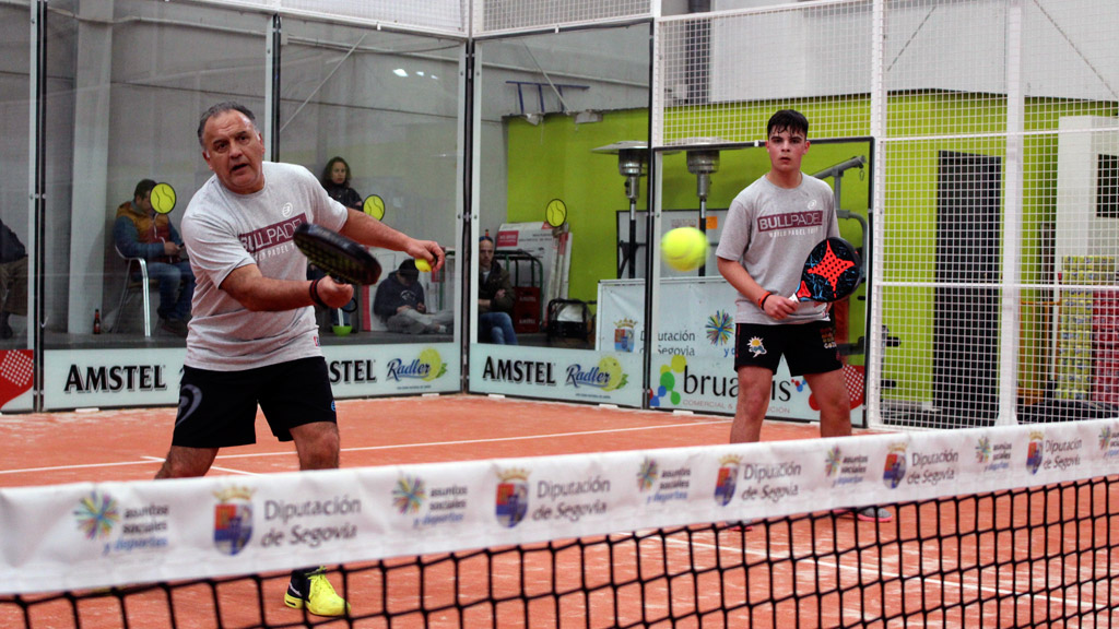 Los ganadores en la categoría Oro masculina, en plena acción durante la final. / D.P.