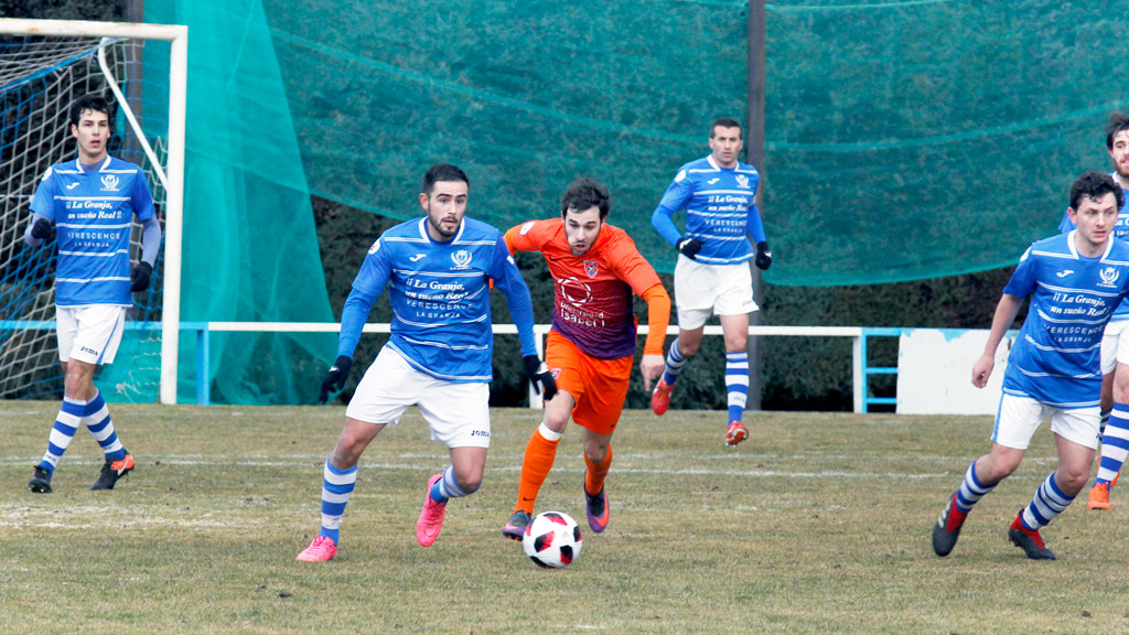 El jugador del CD La Granja Sergio Alcubilla trata de ganar la posición a un contrincante del Burgos Promesas, en el último partido que acogió El Hospital / NEREA LLORENTE