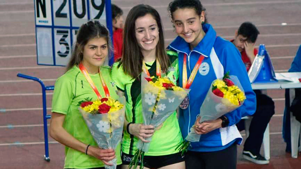 Águeda Muñoz (izq.) en el podio de la prueba de 1.500. / E.A.