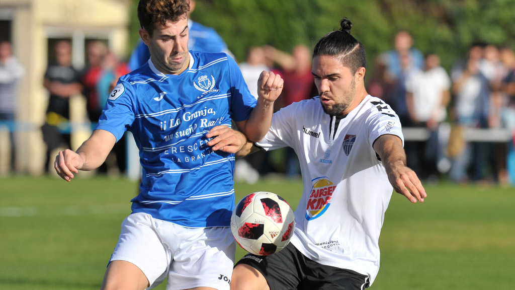 Alfonso Mateos y Rubén Yubero disputan un balón. / KAMARERO
