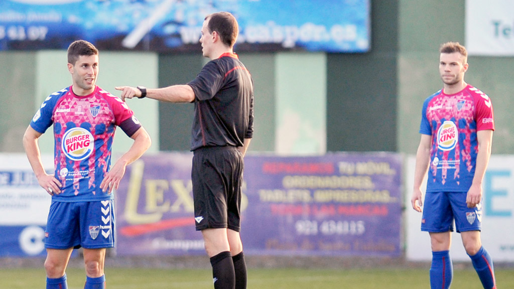 El centrocampista de la Segoviana Manuel Olmedilla ‘Manu’ y defensa Carlos Fernández ‘Charly’ miran al árbitro. / KAMARERO