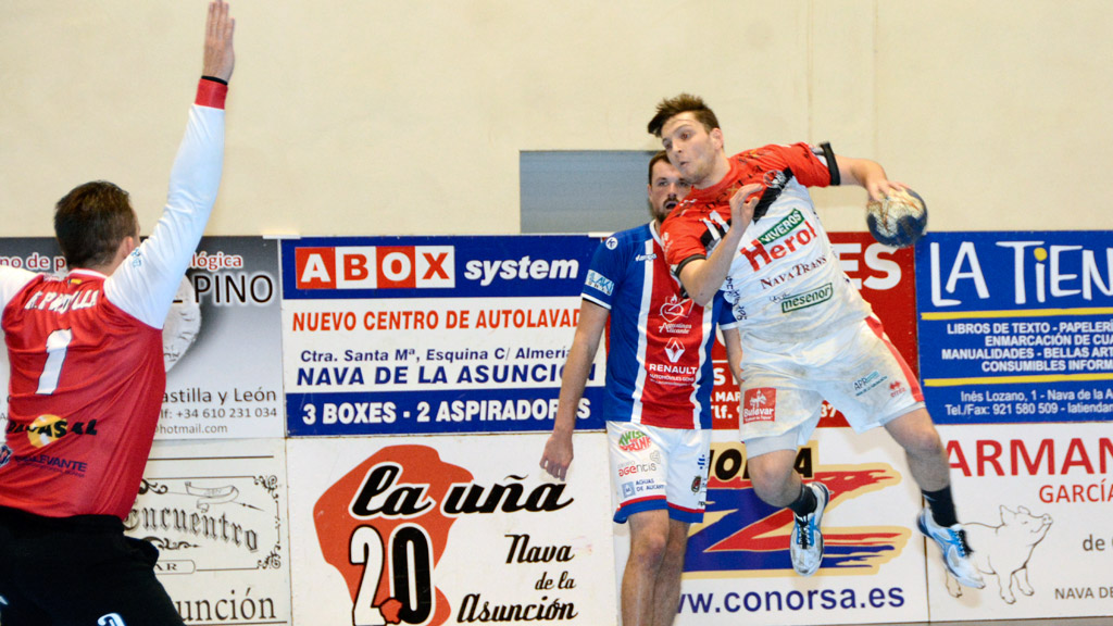 Nicolo se lanza a culminar un contragolpe sobre la portería del Agustinos. / AMADOR MARUGÁN