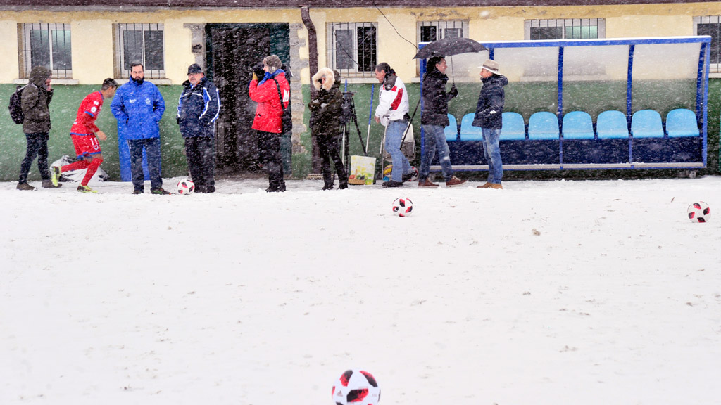 El terreno de juego del campo de El Hospital de La Granja completamente nevado, en el momento en el que estaba programado el inicio del partido. / KAMARERO