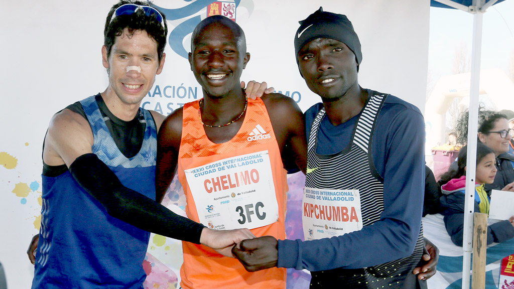 El segoviano Javi Guerra, junto al ugandés Óscar Chelimo -primero- y el keniata Evans Kipchumba -segundo-. / FETACYL
