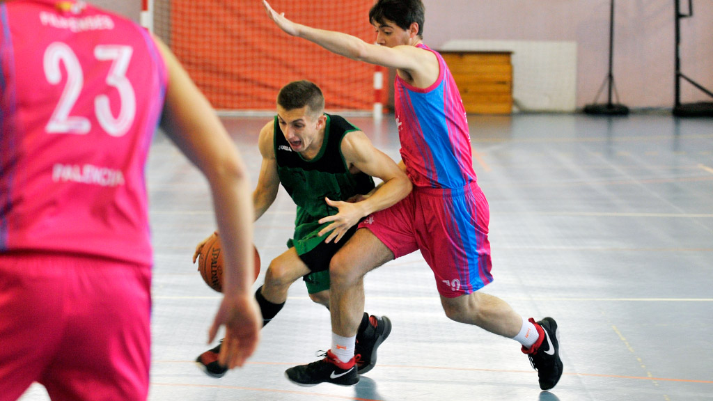 El jugador del Filipenses intenta cerrar la penetración hacia la canasta rival de Javi Lázaro. / KAMARERO