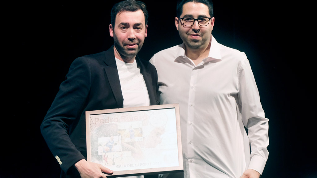El técnico segoviano del Lucentum, Pedro Rivero, junto a David López, recogiendo el premio de la Gala del Deporte. / KAMARERO