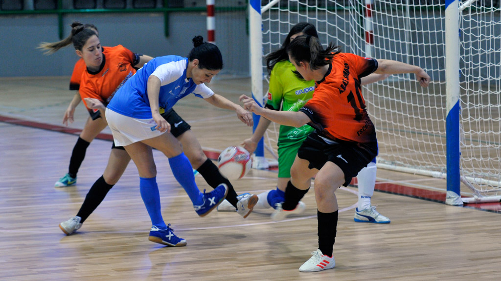 Laura Llorente, del Unami, dispara a puerta ante la presión rival. / KAMARERO