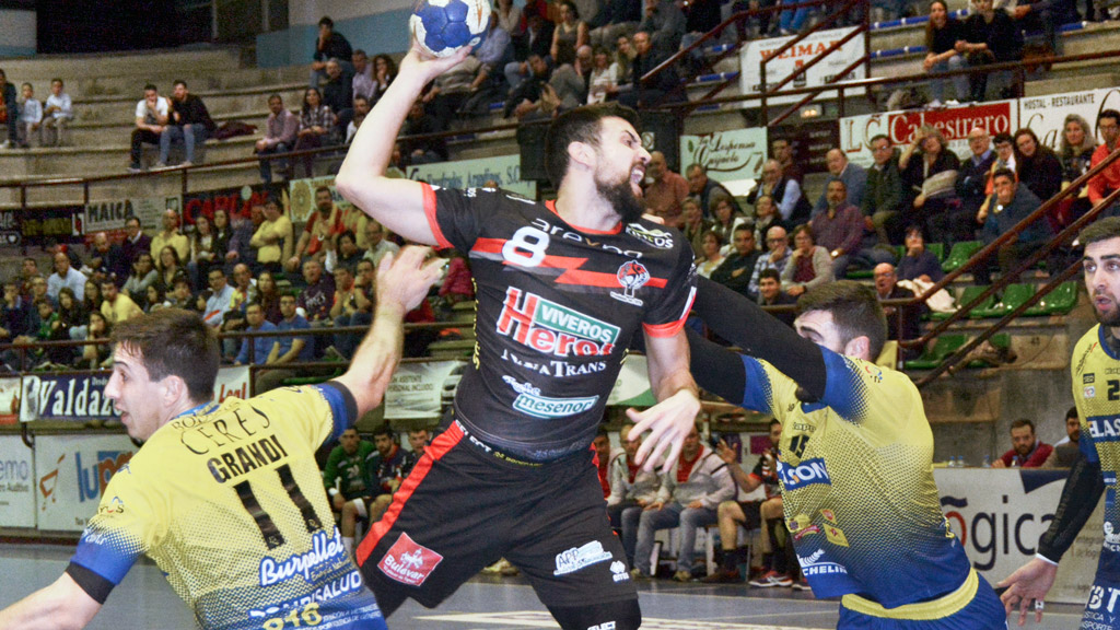 Agus Casado llega hasta los seis metros y recibe el empujón de un contrario durante el partido celebrado en Aranda. / AMADOR MARUGÁN