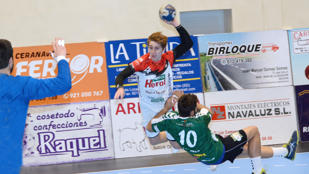 Paco Bernabéu supera al defensor para encarar la portería de Mairelles en un lance del encuentro que se disputó en Nava de la Asunción. / AMADOR MARUGÁN