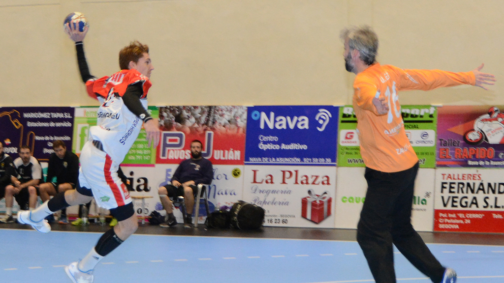 Paco Bernabéu se lanza a culminar un contragolpe ante el portero visitante, en la imagen de archivo. / AMADOR MARUGÁN