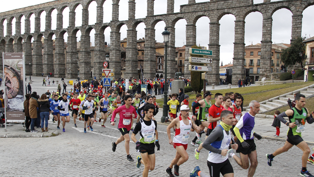 Primeros metros de la carrera Monumental tras su salida a los pies del Acueducto. / NEREA LLORENTE