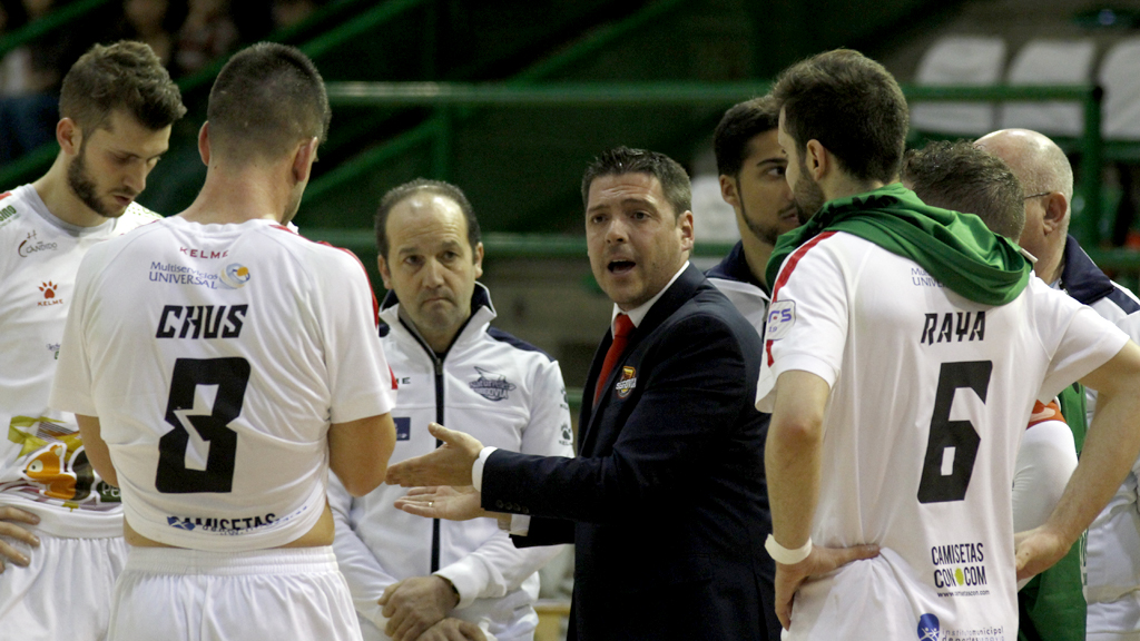 El técnico del Naturpellet Segovia, Diego Gacimartín, da instrucciones a Chus, Raya y Antonio Diz en un tiempo muerto en el último partido de liga. / NEREA LLORENTE